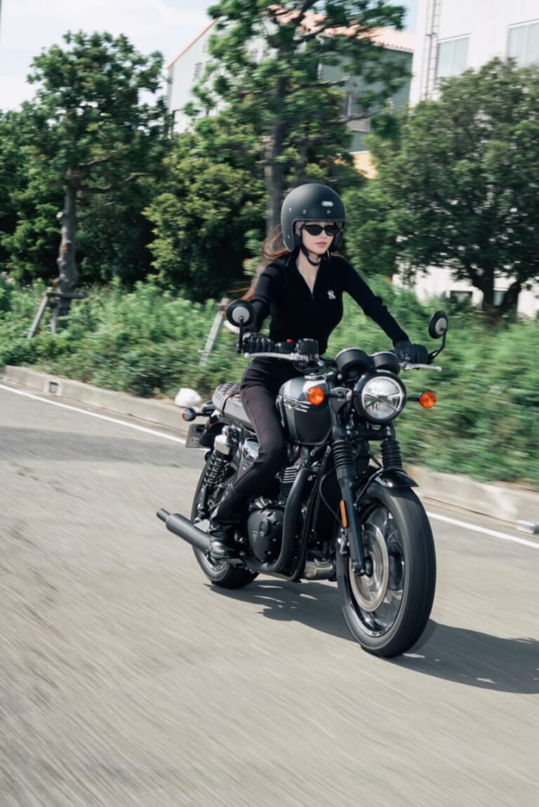 Triumph Bonneville T120 Black|「リアル峰不二子」と絶賛! 海へ、カフェへ。ダレノガレ明美が愛車トライアンフT120と巡る極上の休日