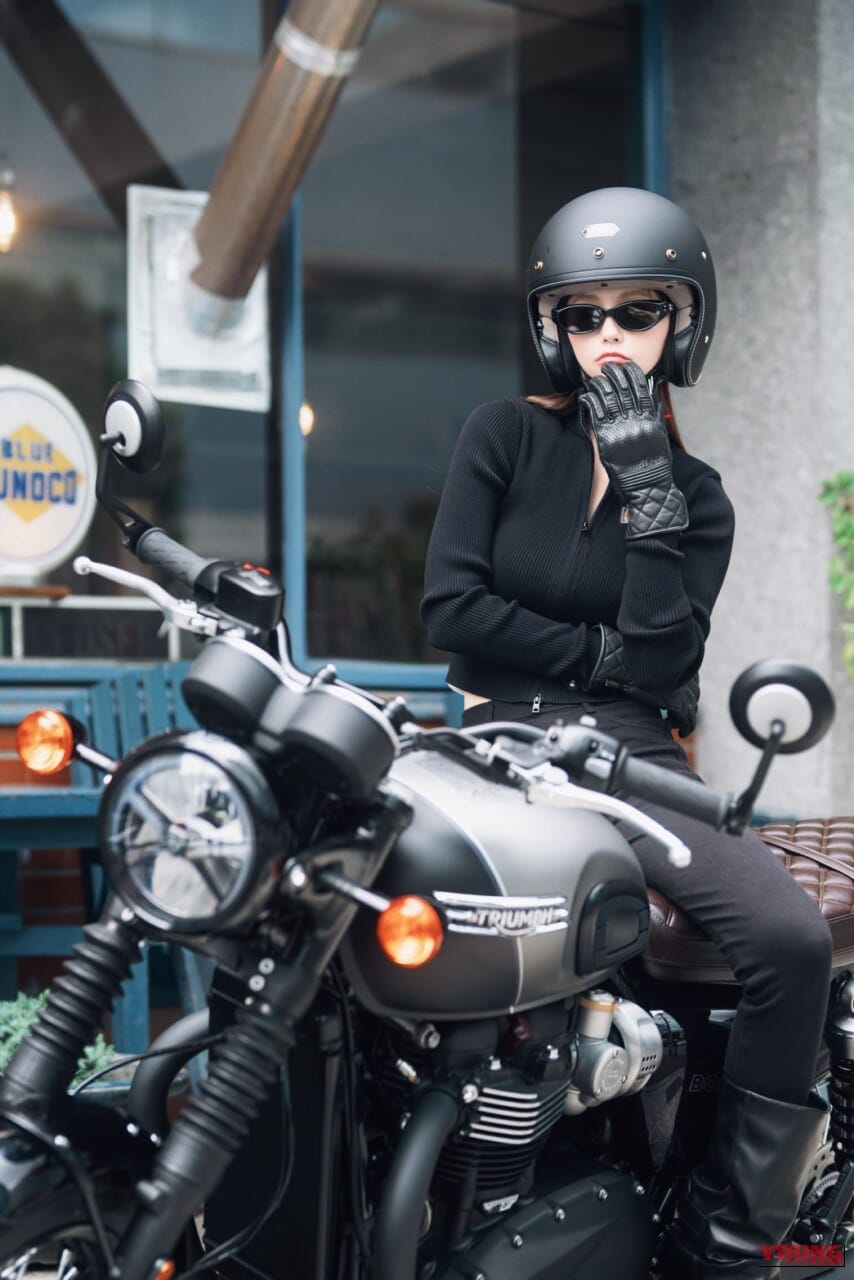 Triumph Bonneville T120 Black｜「リアル峰不二子」と絶賛! 海へ、カフェへ。ダレノガレ明美が愛車トライアンフT120と巡る極上の休日