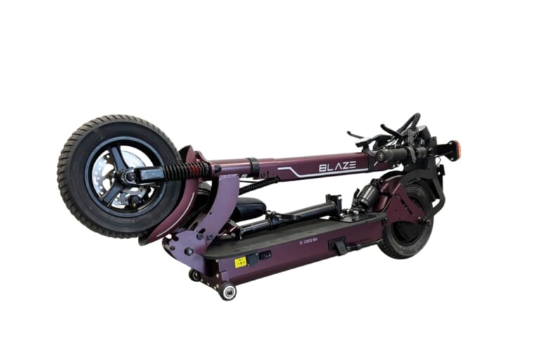 BLAZE KICKBOARD EV Basic｜16歳から免許不要で座って乗れる! ブレイズの折りたたみ式 特定原付「キックボードEV」の魅力を半額の今こそ体感せよ