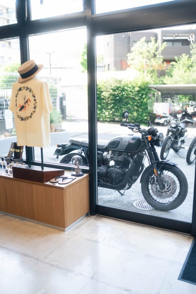 Triumph Bonneville T120 Black|「リアル峰不二子」と絶賛! 海へ、カフェへ。ダレノガレ明美が愛車トライアンフT120と巡る極上の休日
