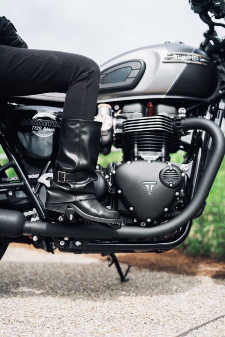 Triumph Bonneville T120 Black|「リアル峰不二子」と絶賛! 海へ、カフェへ。ダレノガレ明美が愛車トライアンフT120と巡る極上の休日