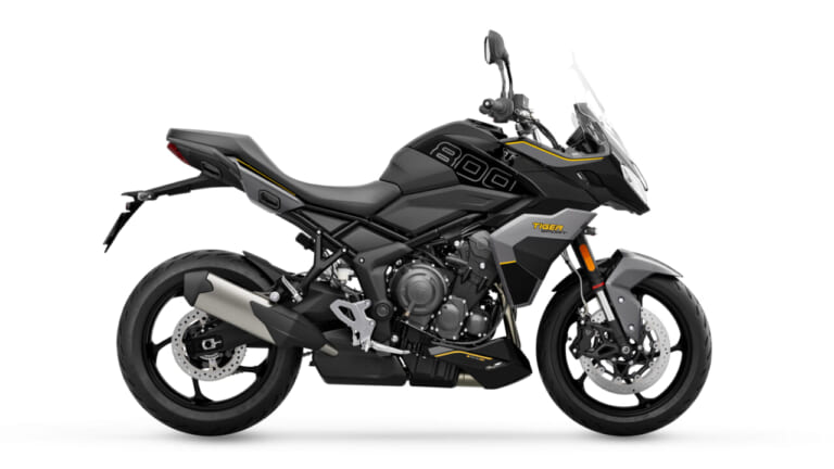 Triumph Tiger Sport 800｜鮮烈なコントラストに惚れる。視線を奪う、トライアンフの2027年モデルの新色が魅せる英国流のエレガンス【輸入バイク新型】