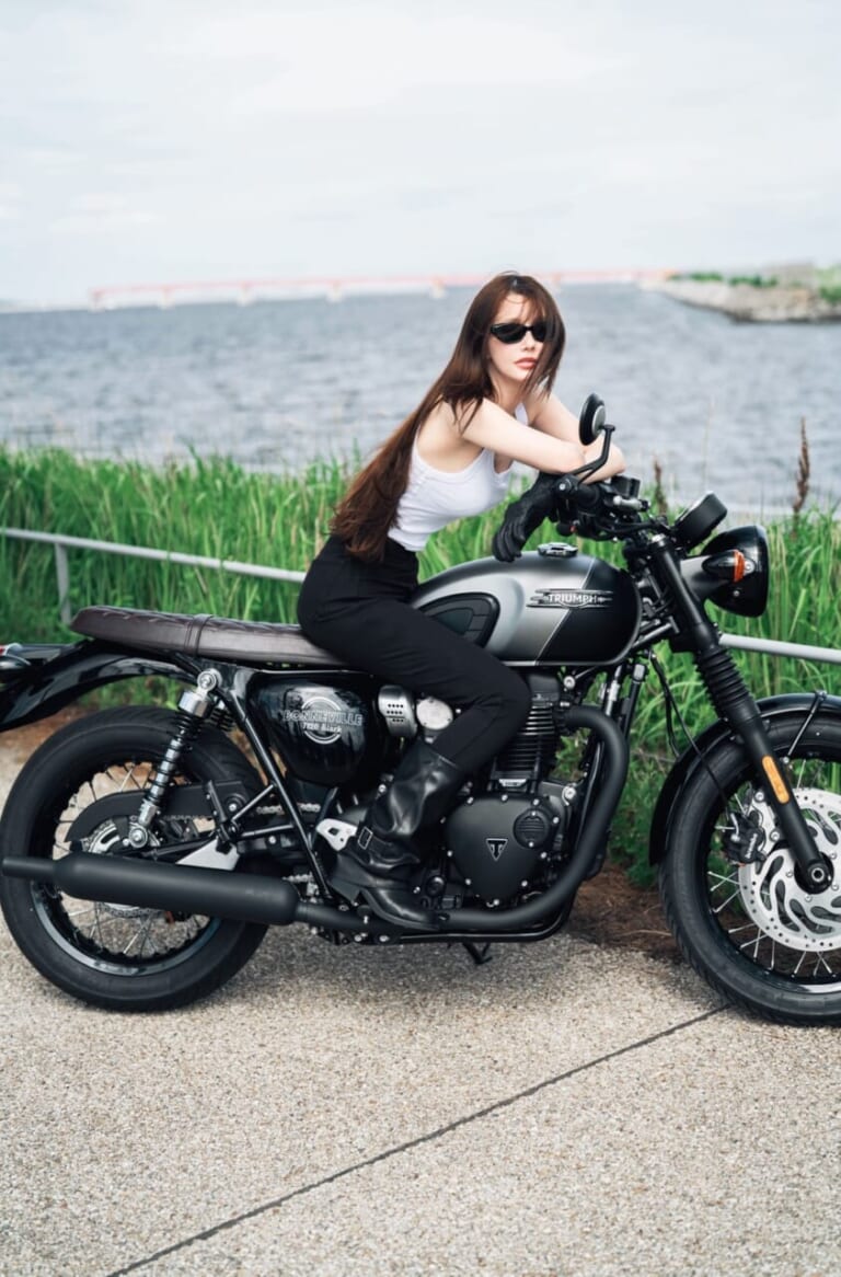 Triumph Bonneville T120 Black|「リアル峰不二子」と絶賛! 海へ、カフェへ。ダレノガレ明美が愛車トライアンフT120と巡る極上の休日