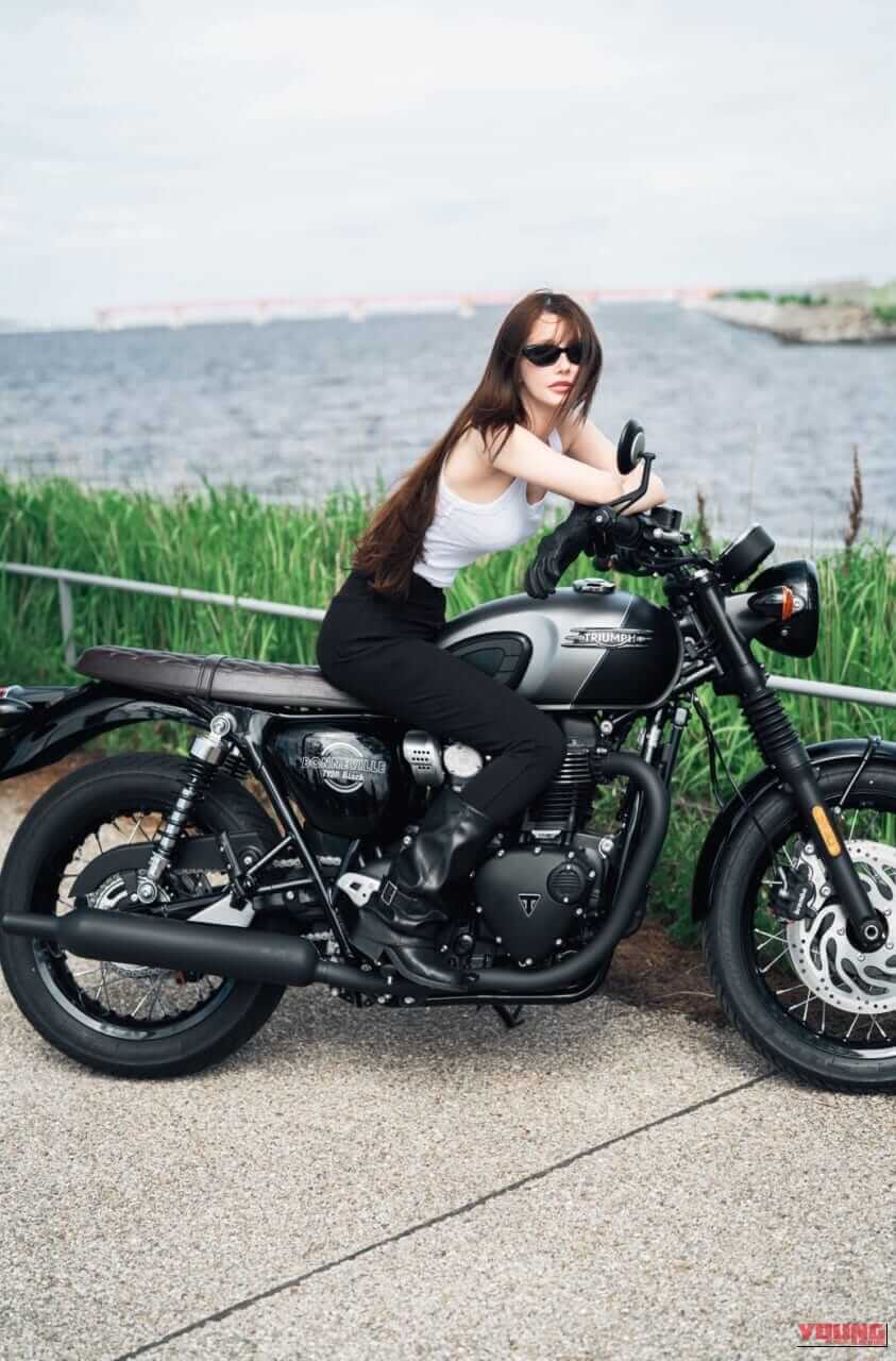 Triumph Bonneville T120 Black|「リアル峰不二子」と絶賛! 海へ、カフェへ。ダレノガレ明美が愛車トライアンフT120と巡る極上の休日