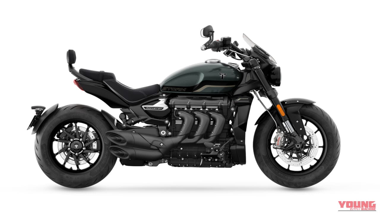 Triumph Rocket 3 Storm GT｜鮮烈なコントラストに惚れる。視線を奪う、トライアンフの2027年モデルの新色が魅せる英国流のエレガンス【輸入バイク新型】