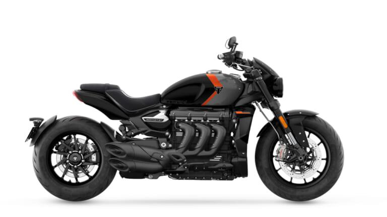 Triumph Rocket 3 Storm R｜鮮烈なコントラストに惚れる。視線を奪う、トライアンフの2027年モデルの新色が魅せる英国流のエレガンス【輸入バイク新型】