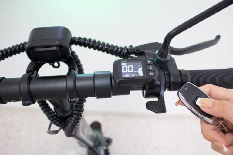 BLAZE KICKBOARD EV Basic|16歳から免許不要で座って乗れる! ブレイズの折りたたみ式 特定原付「キックボードEV」の魅力を半額の今こそ体感せよ