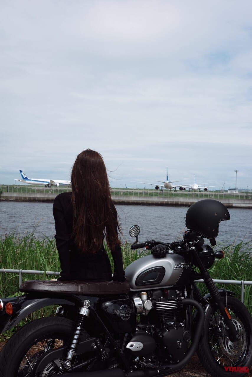Triumph Bonneville T120 Black|「リアル峰不二子」と絶賛! 海へ、カフェへ。ダレノガレ明美が愛車トライアンフT120と巡る極上の休日