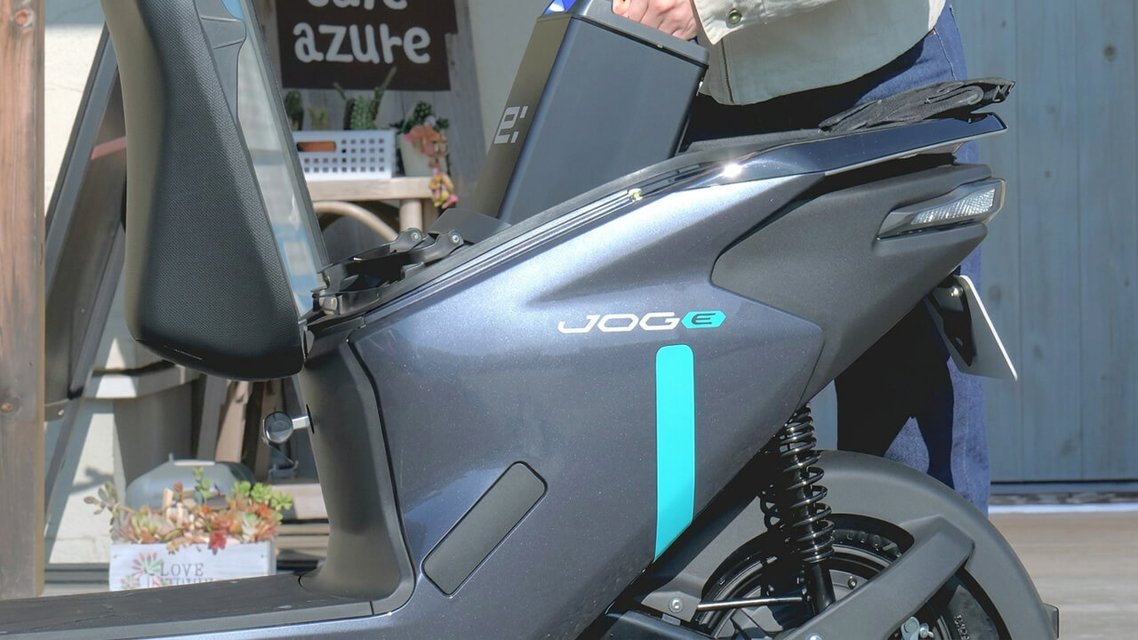車両単体なら約16万円! 伝統のデザインに最新の頭脳と航続距離53kmで日常をカバーする、ヤマハの原付一種EVスクーターが全国発売【JOG E】