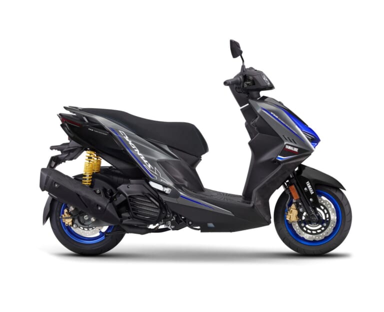 YAMAHA CYGNUS X SPECIAL EDITION｜カーボン調×マットチタンの凄み。ヤマハの125ccスポーツスクーターに最強スーパースポーツのDNAを注入した、800台限定の特別モデルが登場【CYGNUS X SPECIAL EDITION】