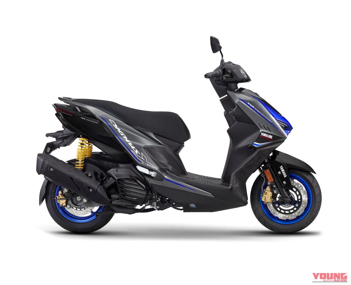 |カーボン調×マットチタンの凄み。ヤマハの125ccスポーツスクーターに最強スーパースポーツのDNAを注入した、800台限定の特別モデルが登場【CYGNUS X SPECIAL EDITION】