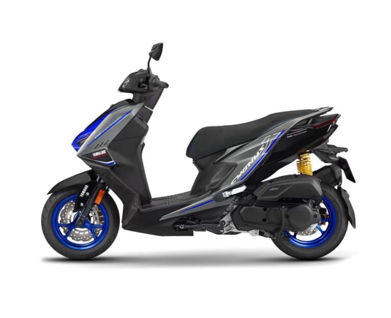 YAMAHA CYGNUS X SPECIAL EDITION｜カーボン調×マットチタンの凄み。ヤマハの125ccスポーツスクーターに最強スーパースポーツのDNAを注入した、800台限定の特別モデルが登場【CYGNUS X SPECIAL EDITION】