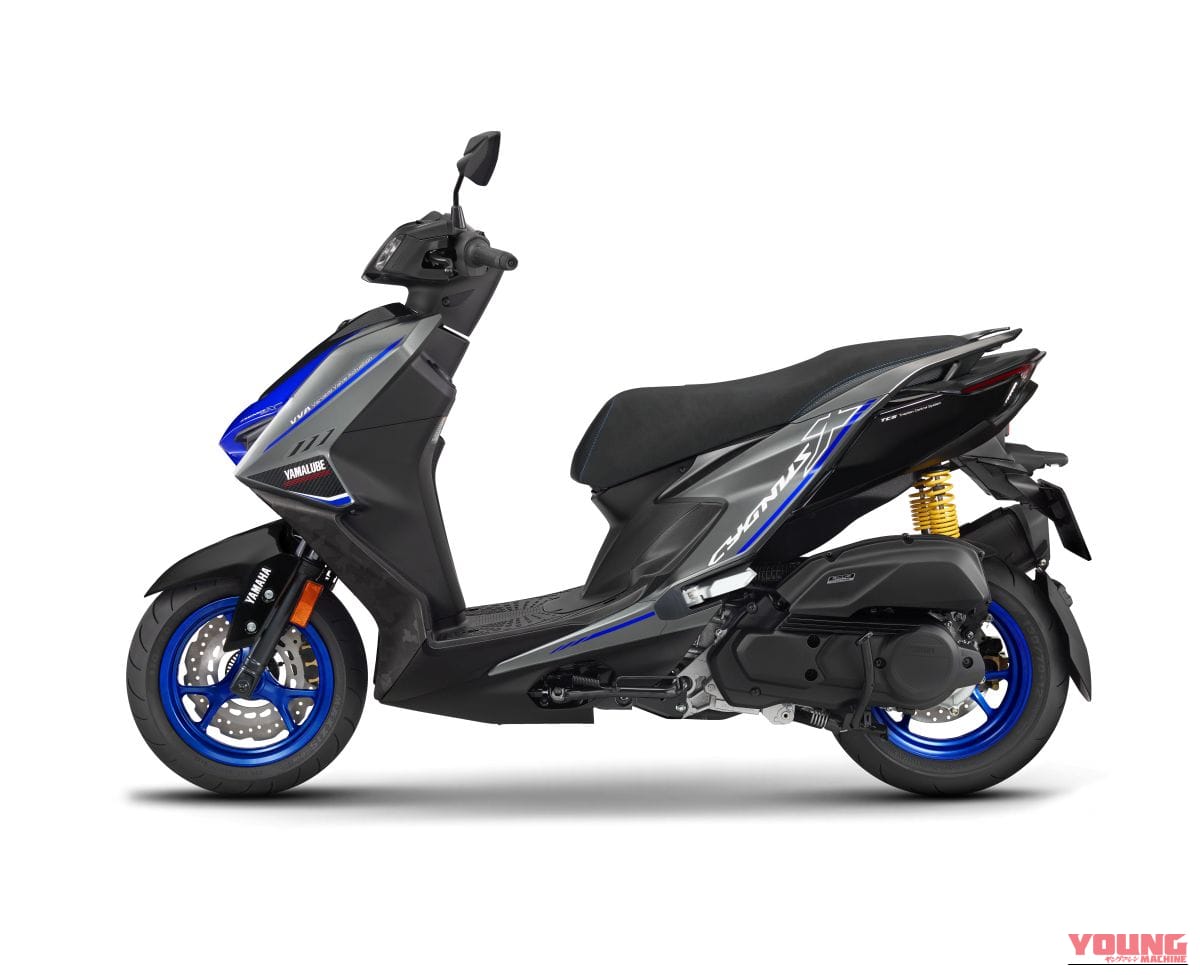 |カーボン調×マットチタンの凄み。ヤマハの125ccスポーツスクーターに最強スーパースポーツのDNAを注入した、800台限定の特別モデルが登場【CYGNUS X SPECIAL EDITION】