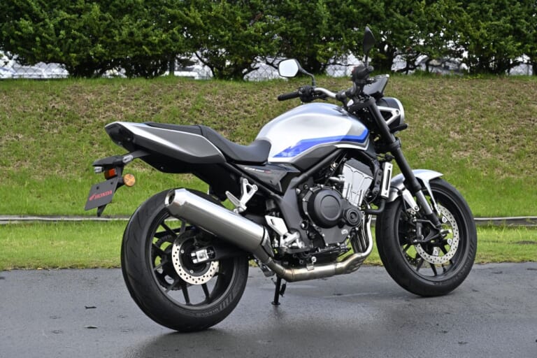 HONDA CB400 SUPER FOUR E-Clutch ｜【動画あり】直4サウンドに酔いしれろ! Eクラッチ搭載で取り回しの軽さも最高な新型。ホンダ「CB400SF＆CBR400RF」の足つきと排気音に迫る
