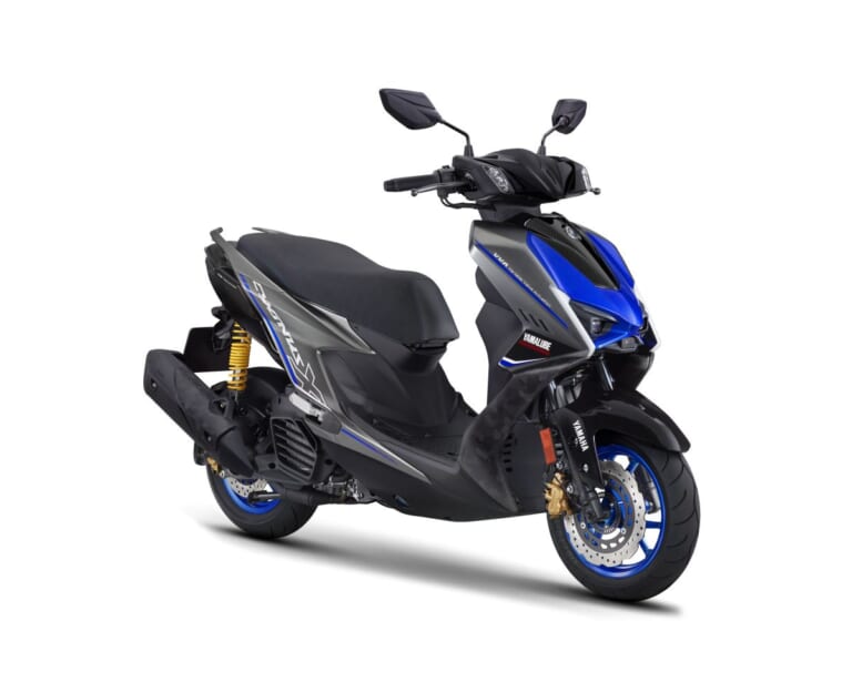 YAMAHA CYGNUS X SPECIAL EDITION｜カーボン調×マットチタンの凄み。ヤマハの125ccスポーツスクーターに最強スーパースポーツのDNAを注入した、800台限定の特別モデルが登場【CYGNUS X SPECIAL EDITION】