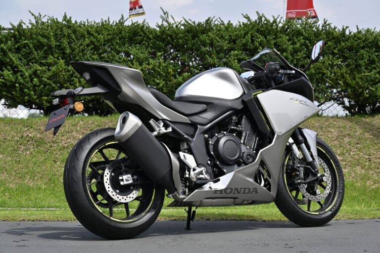 HONDA CBR400R FOUR E-Clutch｜【動画あり】直4サウンドに酔いしれろ! Eクラッチ搭載で取り回しの軽さも最高な新型。ホンダ「CB400SF＆CBR400RF」の足つきと排気音に迫る