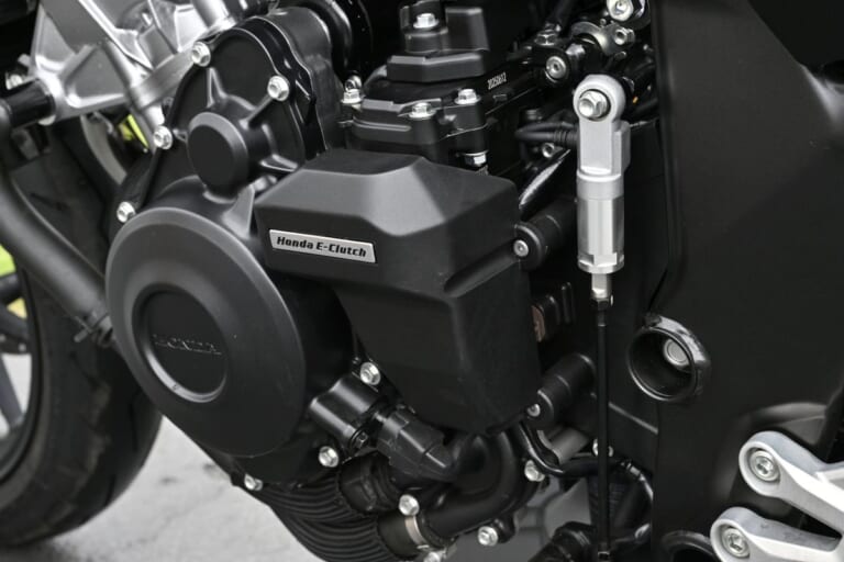 HONDA CB400 SUPER FOUR E-Clutch |【動画あり】直4サウンドに酔いしれろ! Eクラッチ搭載で取り回しの軽さも最高な新型。ホンダ「CB400SF&CBR400RF」の足つきと排気音に迫る