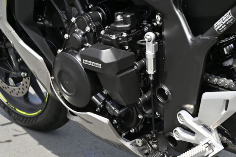 HONDA CBR400R FOUR E-Clutch｜【動画あり】直4サウンドに酔いしれろ! Eクラッチ搭載で取り回しの軽さも最高な新型。ホンダ「CB400SF＆CBR400RF」の足つきと排気音に迫る