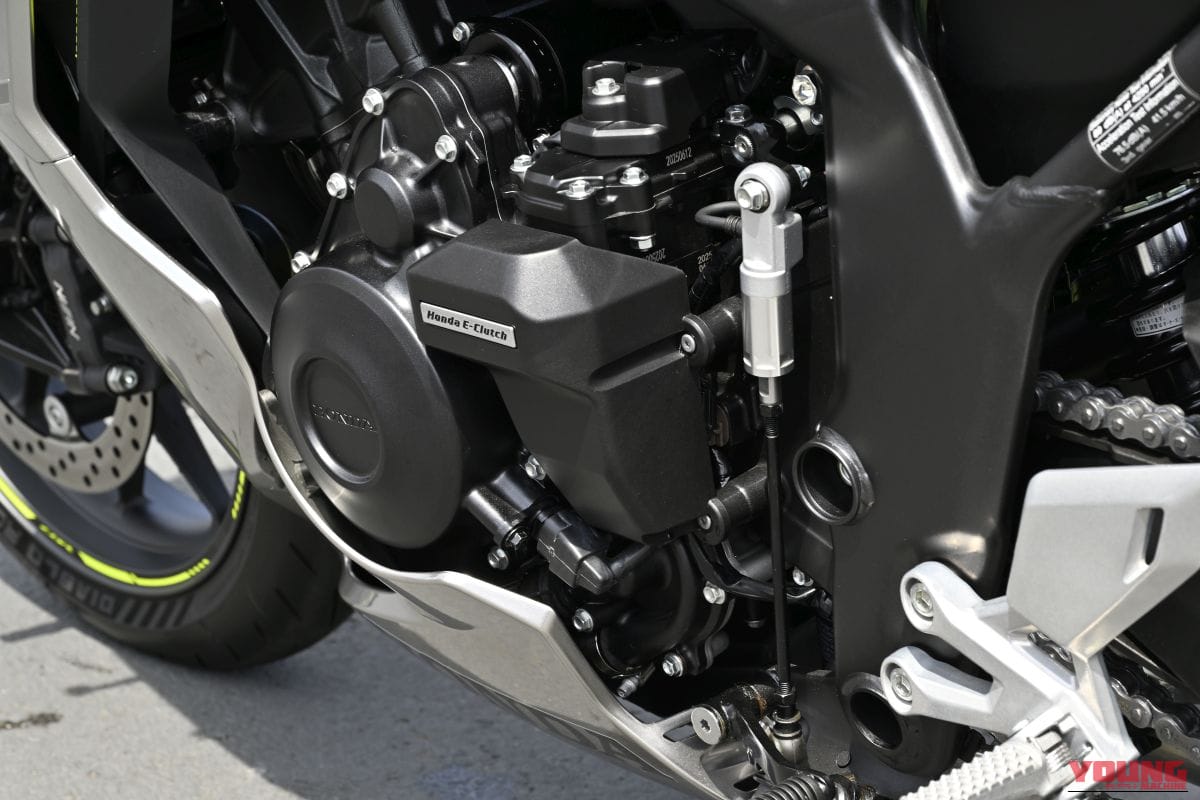 HONDA CBR400R FOUR E-Clutch|【動画あり】直4サウンドに酔いしれろ! Eクラッチ搭載で取り回しの軽さも最高な新型。ホンダ「CB400SF&CBR400RF」の足つきと排気音に迫る