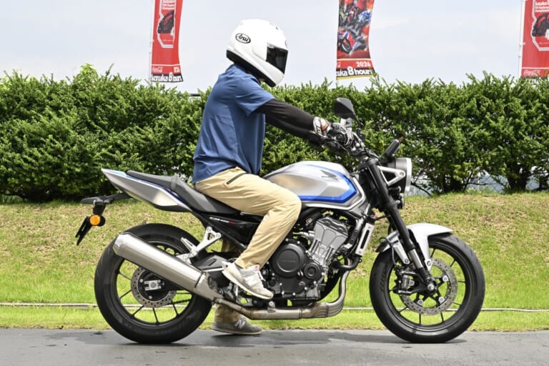 HONDA CB400 SUPER FOUR E-Clutch ｜【動画あり】直4サウンドに酔いしれろ! Eクラッチ搭載で取り回しの軽さも最高な新型。ホンダ「CB400SF＆CBR400RF」の足つきと排気音に迫る