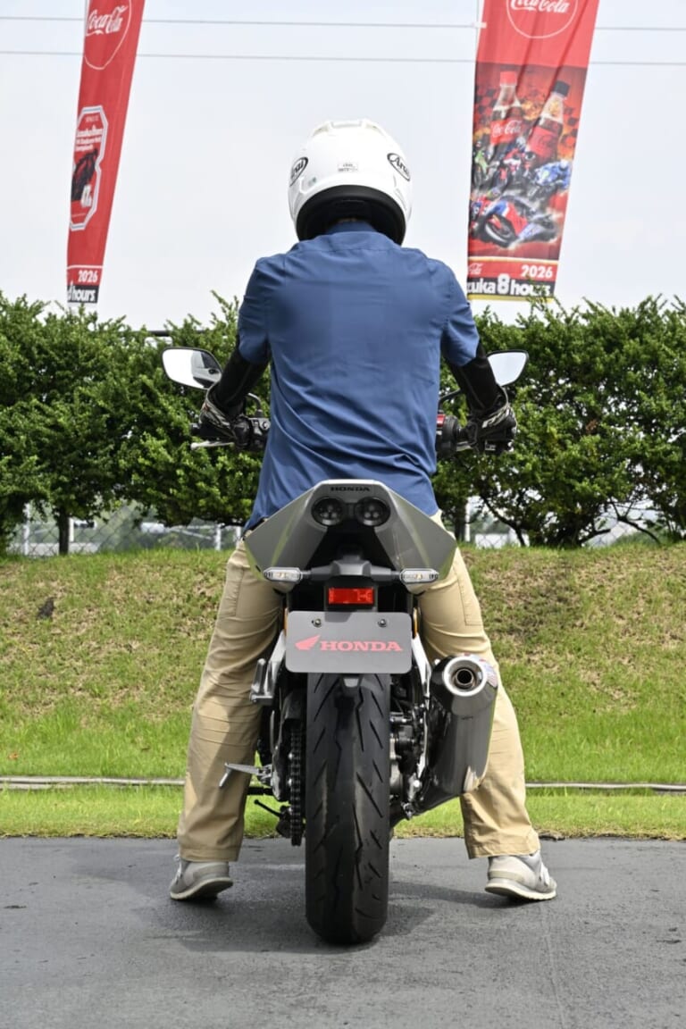 HONDA CB400 SUPER FOUR E-Clutch |【動画あり】直4サウンドに酔いしれろ! Eクラッチ搭載で取り回しの軽さも最高な新型。ホンダ「CB400SF&CBR400RF」の足つきと排気音に迫る