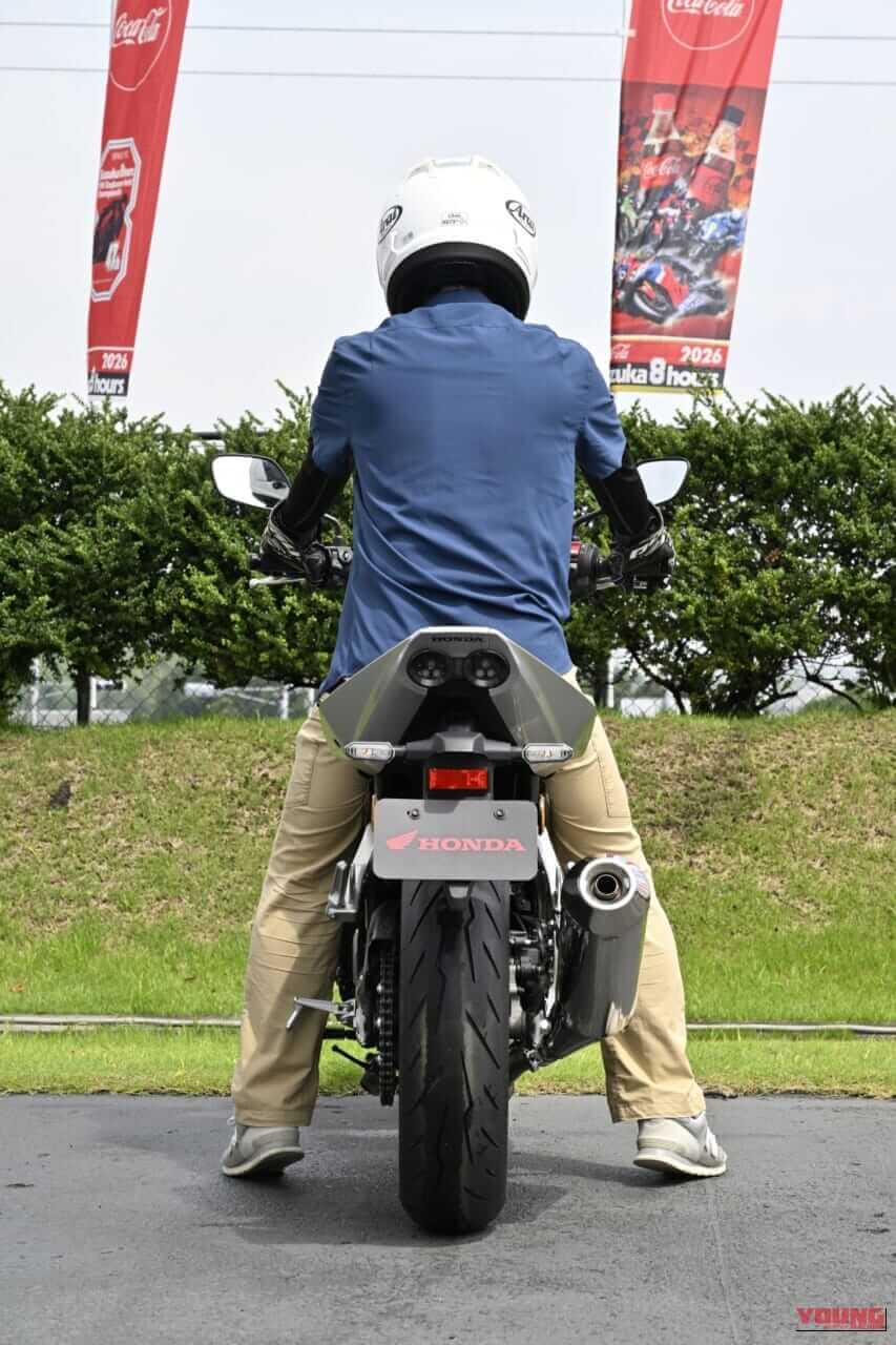 HONDA CB400 SUPER FOUR E-Clutch ｜【動画あり】直4サウンドに酔いしれろ! Eクラッチ搭載で取り回しの軽さも最高な新型。ホンダ「CB400SF＆CBR400RF」の足つきと排気音に迫る