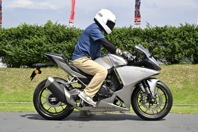HONDA CBR400R FOUR E-Clutch｜【動画あり】直4サウンドに酔いしれろ! Eクラッチ搭載で取り回しの軽さも最高な新型。ホンダ「CB400SF＆CBR400RF」の足つきと排気音に迫る