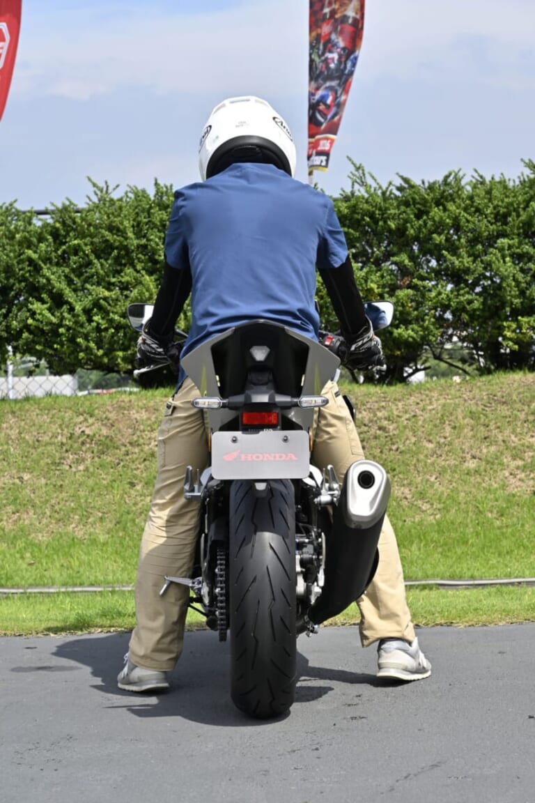 HONDA CBR400R FOUR E-Clutch|【動画あり】直4サウンドに酔いしれろ! Eクラッチ搭載で取り回しの軽さも最高な新型。ホンダ「CB400SF&CBR400RF」の足つきと排気音に迫る