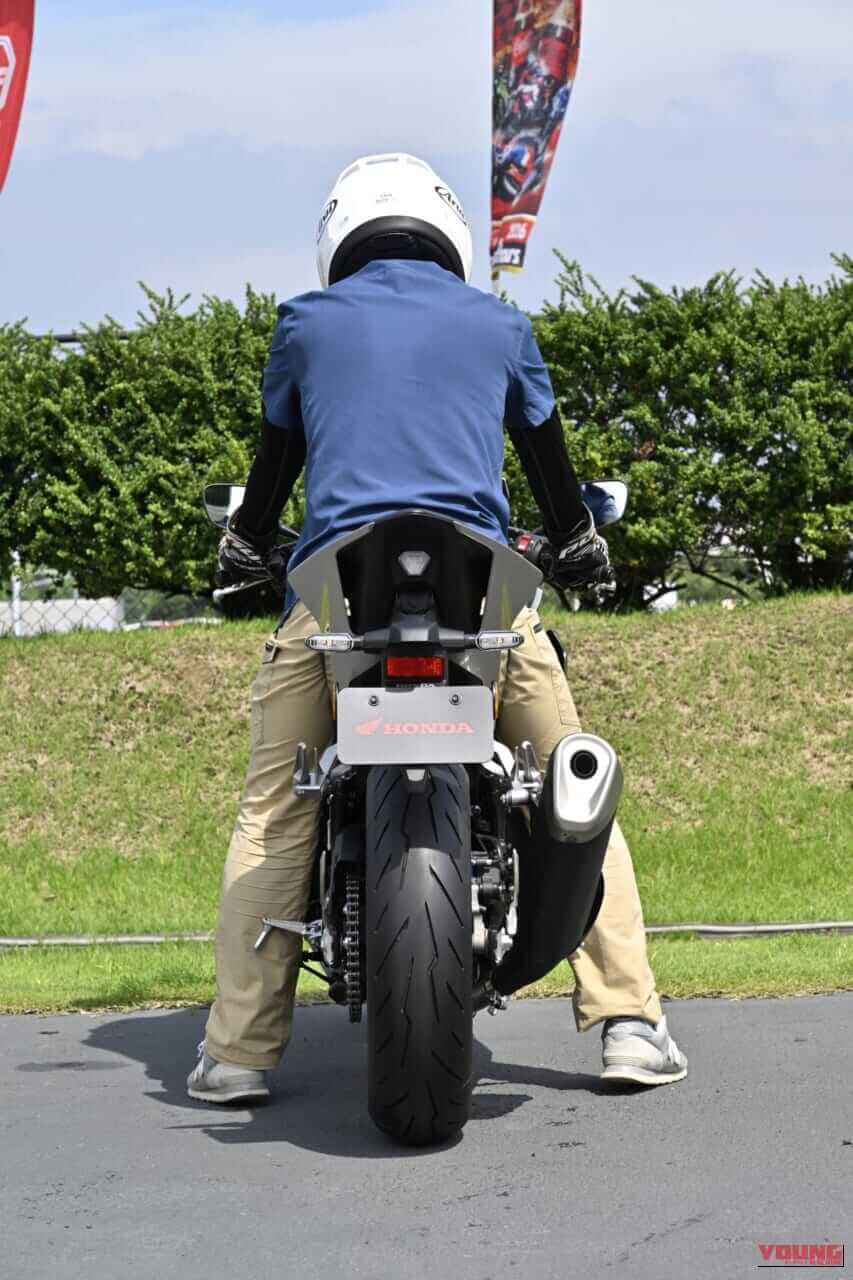 HONDA CBR400R FOUR E-Clutch|【動画あり】直4サウンドに酔いしれろ! Eクラッチ搭載で取り回しの軽さも最高な新型。ホンダ「CB400SF&CBR400RF」の足つきと排気音に迫る