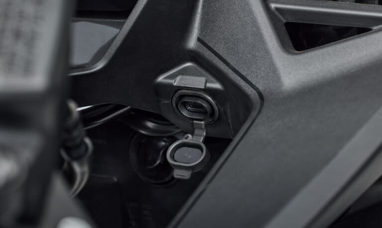 HONDA CBR400R FOUR E-Clutch｜ツインラムエアダクト搭載、待望のフレンドリー直4フルカウル！ 走りへの没入感を約束するホンダ新型「CBR400Rフォア Eクラッチ」が9/18に発売