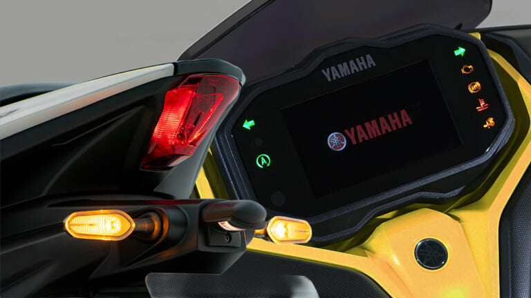 シフトダウンできるオートマ!? スクーターの皮を被ったスーパースポーツが電子制御CVTを引っ提げヤマハから登場【アエロックスABS】