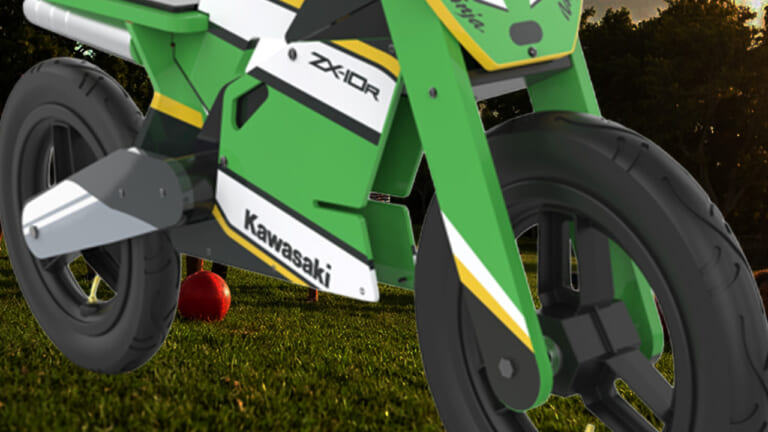 ハングオンの英才教育!? 未来のチャンピオンを育てる”はじめてのKawasaki”。「子供用木製Ninja ZX-10R」が期間限定で登場