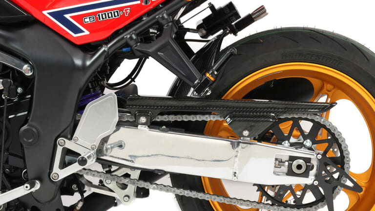オールドネイキッドの乗り味を追求し、コーナリングをよりダイナミックに。CB1000F専用アルミポリッシュスイングアームは、美しく機能的な足回りパーツだ