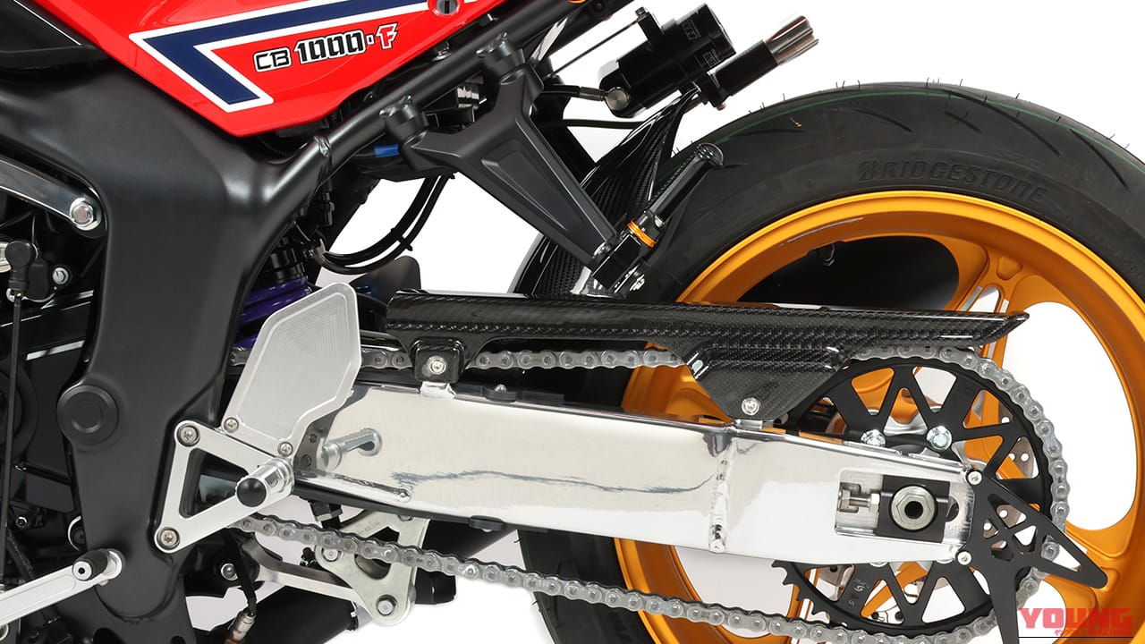 オールドネイキッドの乗り味を追求し、コーナリングをよりダイナミックに。CB1000F専用アルミポリッシュスイングアームは、美しく機能的な足回りパーツだ
