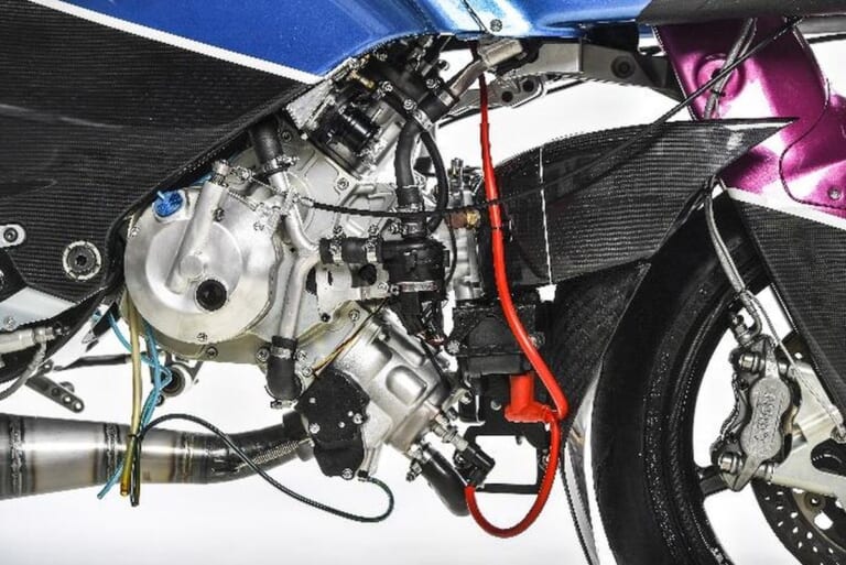 VINS DUECINQUANTA STRADA｜【83馬力/車重105kg】日本の公道を新型2ストVツインフルカウルが駆ける! ヴィンス「ドゥエチンクアンタ」が4年の時を経てついにデリバリー開始