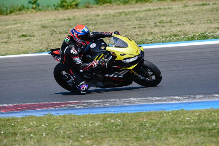 aprilia RS 660 Factory|【限定12台】198万円で手に入れる高次元のコーナリング。105馬力エンジンとウイングレットで戦闘力が向上した、アプリリア「RS 660ファクトリー」の妥協なき進化