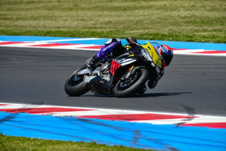 aprilia RS 660 Factory|【限定12台】198万円で手に入れる高次元のコーナリング。105馬力エンジンとウイングレットで戦闘力が向上した、アプリリア「RS 660ファクトリー」の妥協なき進化