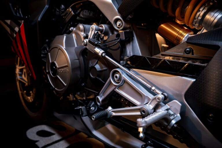 aprilia RS 660 Factory｜【限定12台】198万円で手に入れる高次元のコーナリング。105馬力エンジンとウイングレットで戦闘力が向上した、アプリリア「RS 660ファクトリー」の妥協なき進化