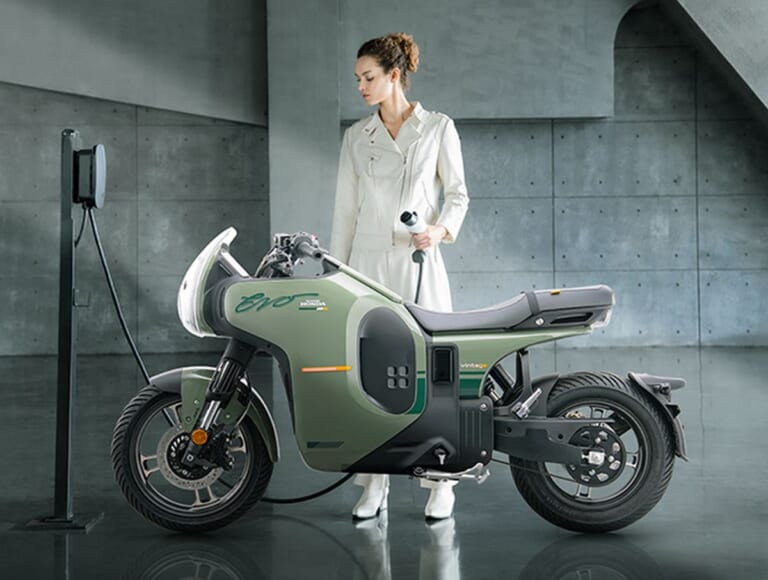 Wuyang-Honda E-VO|15.8kWの猛烈パワーとカメラ連携の融合! 街乗りからサーキット走行までこなす、中国ホンダの万能電動カフェレーサーが2026年モデルにアップデート【海外】