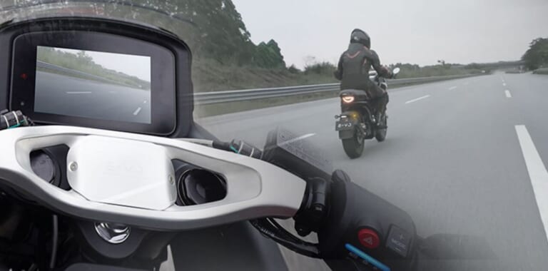 Wuyang-Honda E-VO|15.8kWの猛烈パワーとカメラ連携の融合! 街乗りからサーキット走行までこなす、中国ホンダの万能電動カフェレーサーが2026年モデルにアップデート【海外】