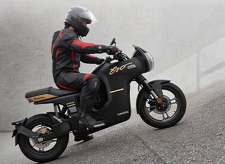 Wuyang-Honda E-VO|15.8kWの猛烈パワーとカメラ連携の融合! 街乗りからサーキット走行までこなす、中国ホンダの万能電動カフェレーサーが2026年モデルにアップデート【海外】