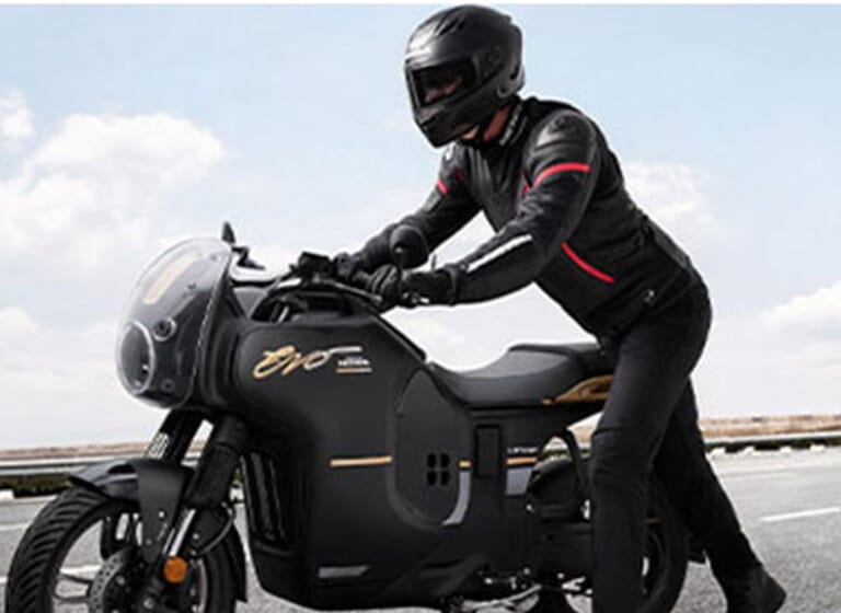 Wuyang-Honda E-VO|15.8kWの猛烈パワーとカメラ連携の融合! 街乗りからサーキット走行までこなす、中国ホンダの万能電動カフェレーサーが2026年モデルにアップデート【海外】