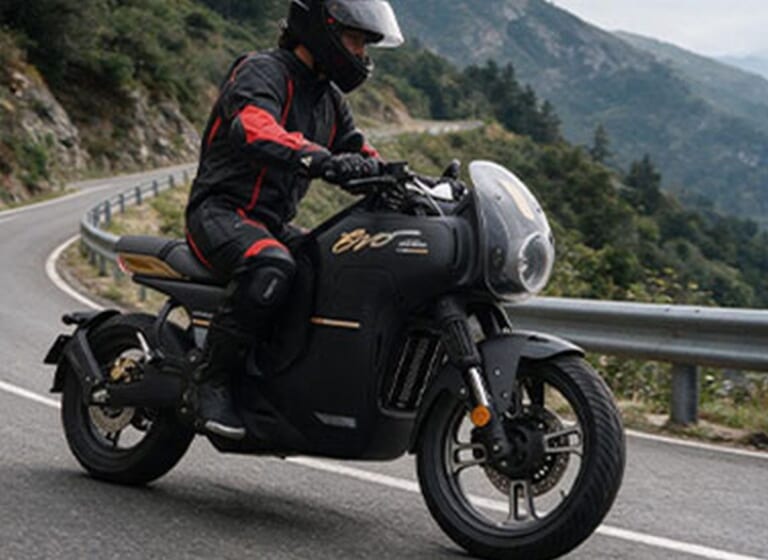 Wuyang-Honda E-VO|15.8kWの猛烈パワーとカメラ連携の融合! 街乗りからサーキット走行までこなす、中国ホンダの万能電動カフェレーサーが2026年モデルにアップデート【海外】