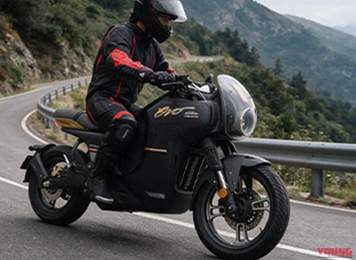 Wuyang-Honda E-VO｜15.8kWの猛烈パワーとカメラ連携の融合! 街乗りからサーキット走行までこなす、中国ホンダの万能電動カフェレーサーが2026年モデルにアップデート【海外】