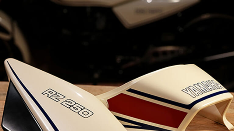 1980年代、2ストレーサーレプリカの伝説を再び。ヤマハ「RZ250」の流麗なフォルムを蘇らせるこだわりの復刻外装セットが登場