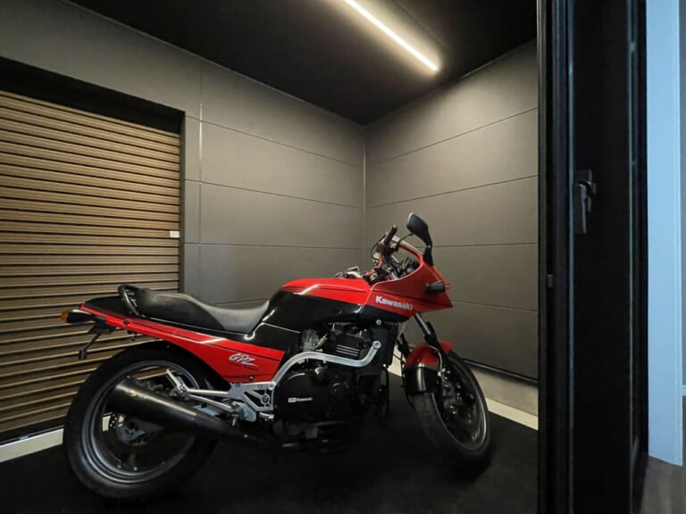 KAWASAKI GPz900R｜伝説のバイク”Ninja”1台が特典でもらえる！ あの水冷直4の咆哮があなたのものに。名車との生活を叶える「バイクガレージ付き住宅」が販売開始【NAPS HOME上大岡】