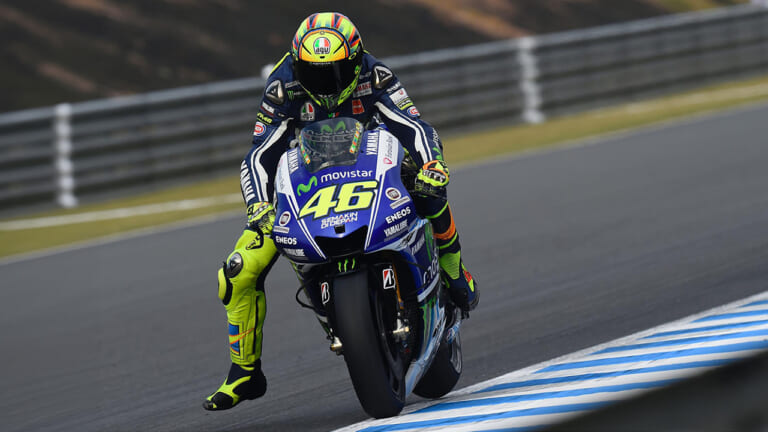 【コーナリング50年史】2000年代「MotoGP開幕」！なぜロッシの“足出し”は世界中に広まったのか？【青木宣篤も解説】