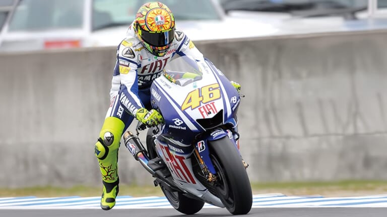 コーナリング50年史|【コーナリング50年史】2000年代「MotoGP開幕」!なぜロッシの“足出し”は世界中に広まったのか?【青木宣篤も解説】