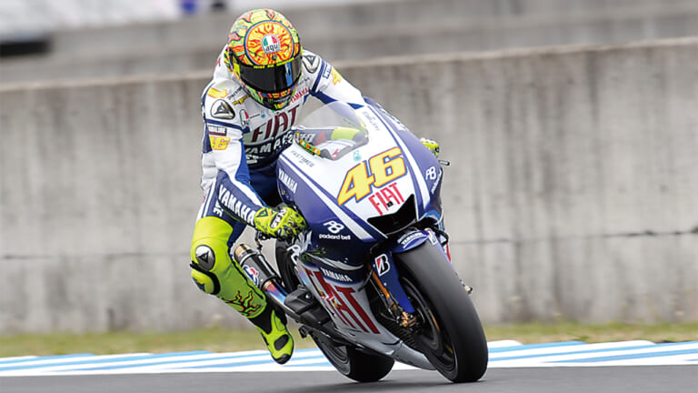 コーナリング50年史｜【コーナリング50年史】2000年代「MotoGP開幕」！なぜロッシの“足出し”は世界中に広まったのか？【青木宣篤も解説】