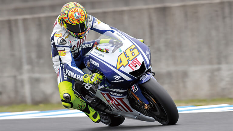 コーナリング50年史｜【コーナリング50年史】2000年代「MotoGP開幕」！なぜロッシの“足出し”は世界中に広まったのか？【青木宣篤も解説】